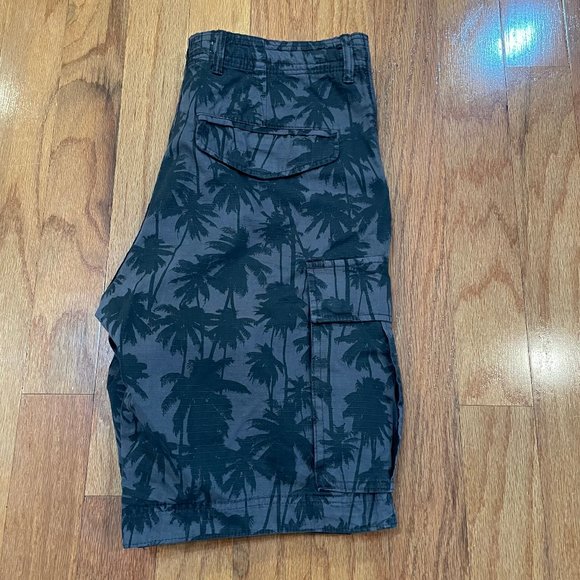 L.O.G.G. Men's Shorts Cargo Black Gray Palm Pattern NWT Size 32 Pockets - Picture 1 of 6